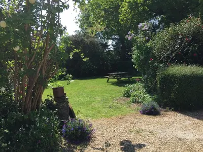 Jardin de l'établissement Gite Les Glycines 4 à 5 Personnes du samedi au samedi