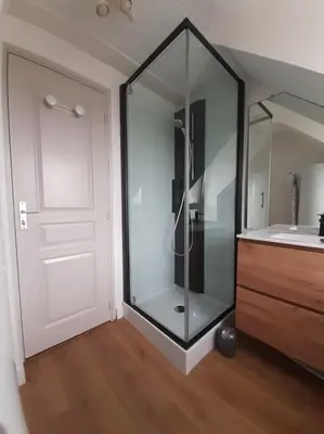 Salle de bains dans l'établissement Agréable petit T3, à proximité de Quimper
