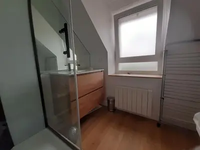 Salle de bains dans l'établissement Agréable petit T3, à proximité de Quimper