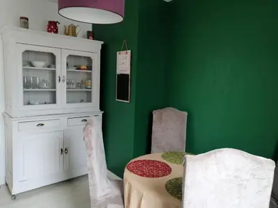Cuisine ou kitchenette dans l'établissement Ty Pempoul - logement 2 chambres - 100 m de la plage