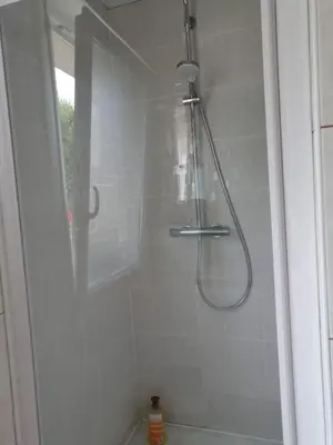 Salle de bains dans l'établissement Ty Pempoul - logement 2 chambres - 100 m de la plage