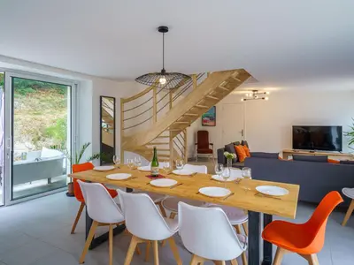Télévision ou salle de divertissement dans l'établissement Holiday Home Pointe du Raz by Interhome