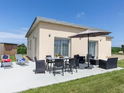 Coin salon dans l'établissement Holiday Home Kervennou by Interhome