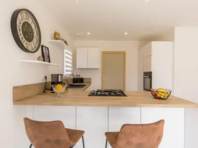 Cuisine ou kitchenette dans l'établissement Holiday Home Kervennou by Interhome