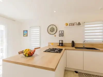 Cuisine ou kitchenette dans l'établissement Holiday Home Kervennou by Interhome