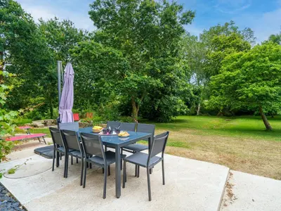 Jardin de l'établissement Holiday Home La Torche by Interhome