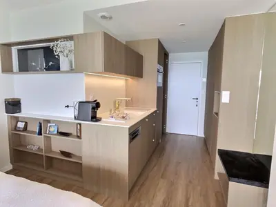 Cuisine ou kitchenette dans l'établissement Le Souffle Marin CONCARNEAU - VUE MER panoramique direct sur la plage des Sables Blancs FIBRE Parking PRIVÉ Secure PANORAMIC SEE VIEW direct ON BEACH