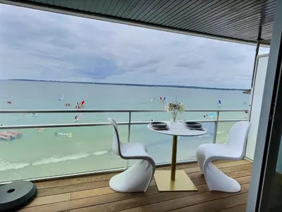 Vue générale sur la mer ou vue sur la mer prise depuis l'appartement