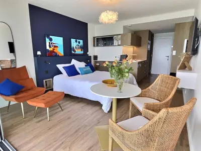 Cuisine ou kitchenette dans l'établissement Le Souffle Marin CONCARNEAU - VUE MER panoramique direct sur la plage des Sables Blancs FIBRE Parking PRIVÉ Secure PANORAMIC SEE VIEW direct ON BEACH
