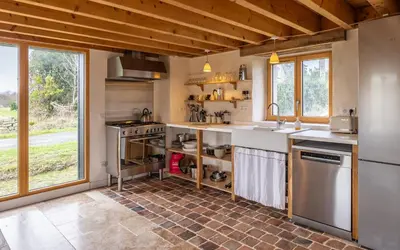 Cuisine ou kitchenette dans l'établissement Gîtes de Lézinadou - 6 personnes - Plomeur La Torche - 3 étoiles