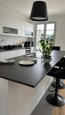 Cuisine ou kitchenette dans l'établissement Le duplex Saint-Corentin - Hyper Centre - Parking Privé