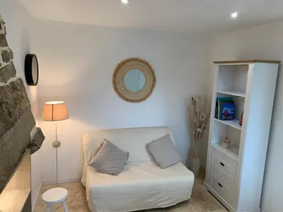 Télévision ou salle de divertissement dans l'établissement La petite Bretonne