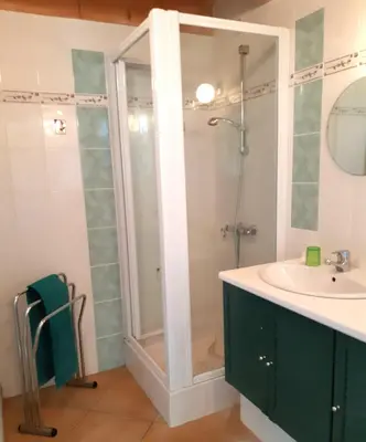 Salle de bains dans l'établissement Gîte Arums, meublé 3 étoiles, proche mer (800 mètres)