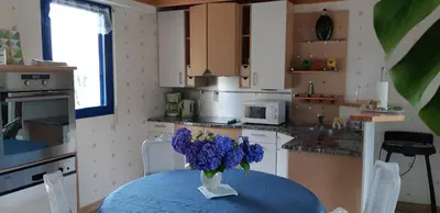 Cuisine ou kitchenette dans l'établissement Gîte Arums, meublé 3 étoiles, proche mer (800 mètres)