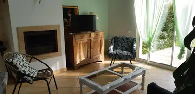 Télévision ou salle de divertissement dans l'établissement Gîte Arums, meublé 3 étoiles, proche mer (800 mètres)