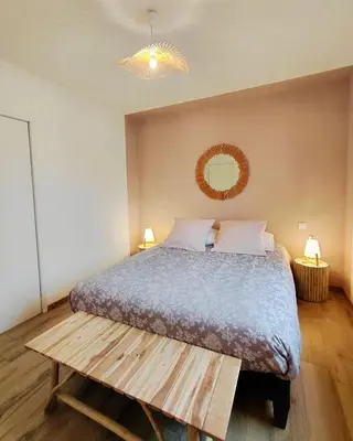 Un ou plusieurs lits dans un hébergement de l'établissement Villa Odeven Évasion Côtière & Jacuzzi Privé Holim'Prest