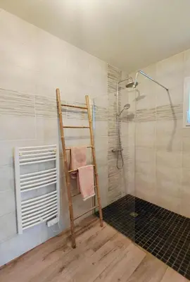 Salle de bains dans l'établissement Villa Odeven Évasion Côtière & Jacuzzi Privé Holim'Prest