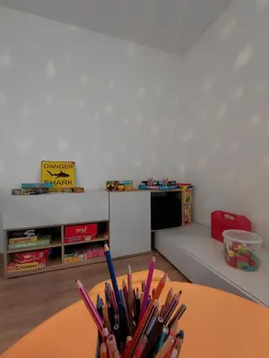 Télévision ou salle de divertissement dans l'établissement Villa Odeven Évasion Côtière & Jacuzzi Privé Holim'Prest