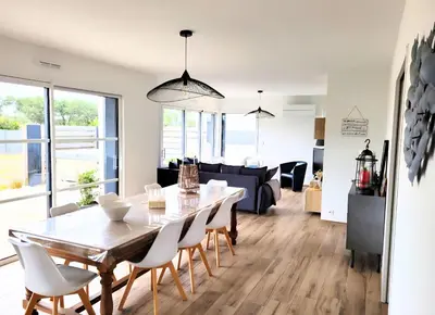 Coin salon dans l'établissement Villa Odeven Évasion Côtière & Jacuzzi Privé Holim'Prest
