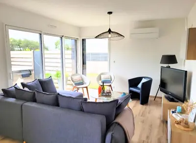 Coin salon dans l'établissement Villa Odeven Évasion Côtière & Jacuzzi Privé Holim'Prest