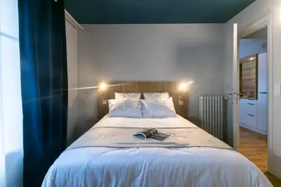 Un ou plusieurs lits dans un hébergement de l'établissement Mc Guigan's appart hôtel appartement