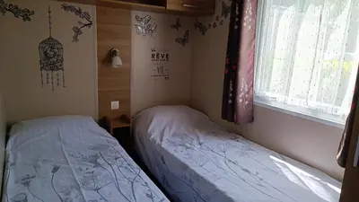 Un ou plusieurs lits dans un hébergement de l'établissement Mobil home 3 ch domaine de kerlann pont aven wifi inclu