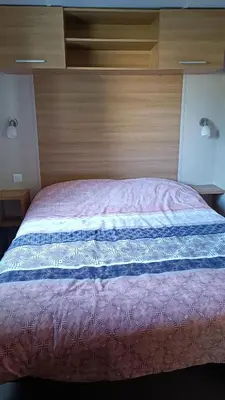 Un ou plusieurs lits dans un hébergement de l'établissement Mobil home 3 ch domaine de kerlann pont aven wifi inclu
