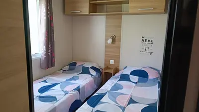 Un ou plusieurs lits dans un hébergement de l'établissement Mobil home 3 ch domaine de kerlann pont aven wifi inclu
