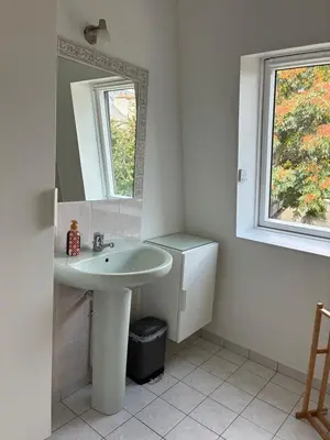 Salle de bains dans l'établissement Maison de centre-ville avec grande terrasse