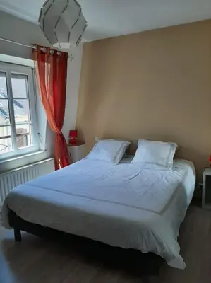 Un ou plusieurs lits dans un hébergement de l'établissement Maison de centre-ville avec grande terrasse