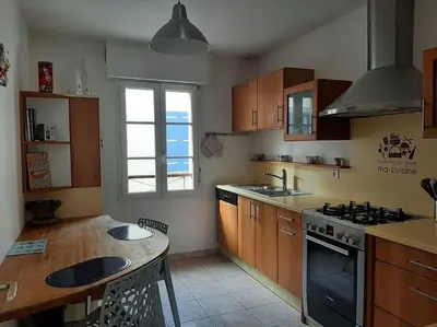 Cuisine ou kitchenette dans l'établissement Maison de centre-ville avec grande terrasse
