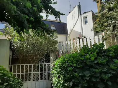 Jardin de l'établissement Maison de centre-ville avec grande terrasse