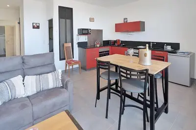 Cuisine ou kitchenette dans l'établissement Appartement pour 3 personnes Sur la plage Les pieds dans leau