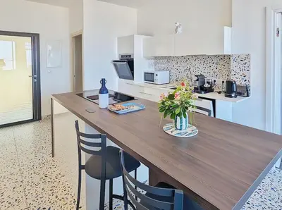 Cuisine ou kitchenette dans l'établissement Appartement pour 3 personnes Sur la plage Les pieds dans leau