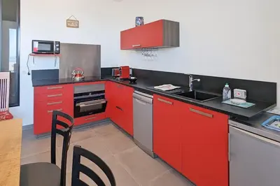 Cuisine ou kitchenette dans l'établissement Appartement pour 3 personnes Sur la plage Les pieds dans leau