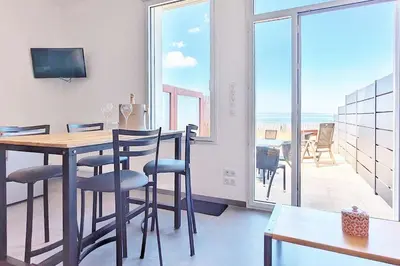 Télévision ou salle de divertissement dans l'établissement Appartement pour 3 personnes Sur la plage Les pieds dans leau