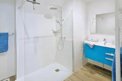 Salle de bains dans l'établissement Appartement Confort pour 2 personnes Sur la plage Les pieds dans leau