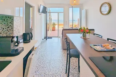 Cuisine ou kitchenette dans l'établissement Appartement Confort pour 2 personnes Sur la plage Les pieds dans leau