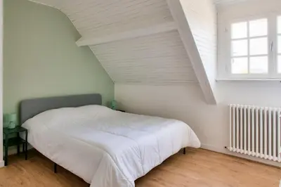 Un ou plusieurs lits dans un hébergement de l'établissement Grande maison familiale pour 8 avec jardin