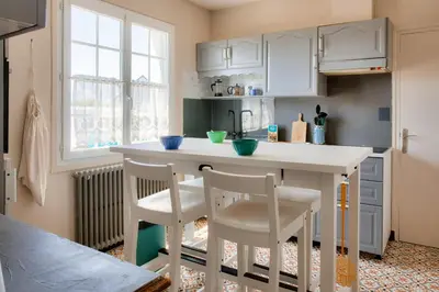 Cuisine ou kitchenette dans l'établissement Grande maison familiale pour 8 avec jardin