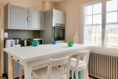 Cuisine ou kitchenette dans l'établissement Grande maison familiale pour 8 avec jardin