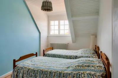 Un ou plusieurs lits dans un hébergement de l'établissement Grande maison familiale pour 8 avec jardin