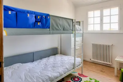 Un ou plusieurs lits dans un hébergement de l'établissement Grande maison familiale pour 8 avec jardin