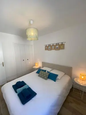 Un ou plusieurs lits dans un hébergement de l'établissement COSY CONFORT LA PEROUSE 1A coeur de ville et plage