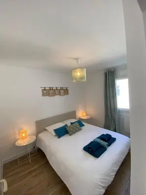 Un ou plusieurs lits dans un hébergement de l'établissement COSY CONFORT LA PEROUSE 1A coeur de ville et plage