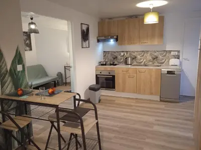 Cuisine ou kitchenette dans l'établissement Cosy et moderne centre ville Gourin