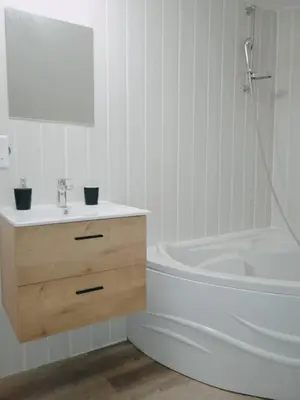 Salle de bains dans l'établissement Cosy et moderne centre ville Gourin