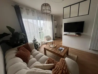 Télévision ou salle de divertissement dans l'établissement Cœur de Concarneau, appartement entier, proche centre, corniche et plage avec parking