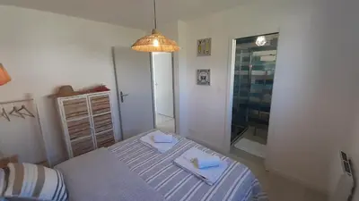 Un ou plusieurs lits dans un hébergement de l'établissement Maison neuve à deux pas de la superbe plage des Amiets