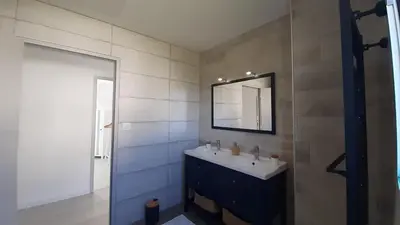 Salle de bains dans l'établissement Maison neuve à deux pas de la superbe plage des Amiets